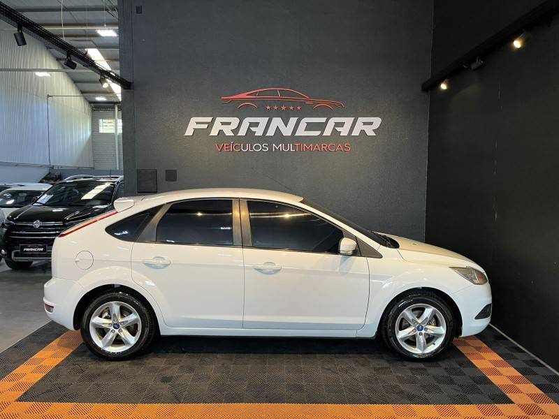 FORD - FOCUS - 2011/2012 - Branca - R$ 44.900,00