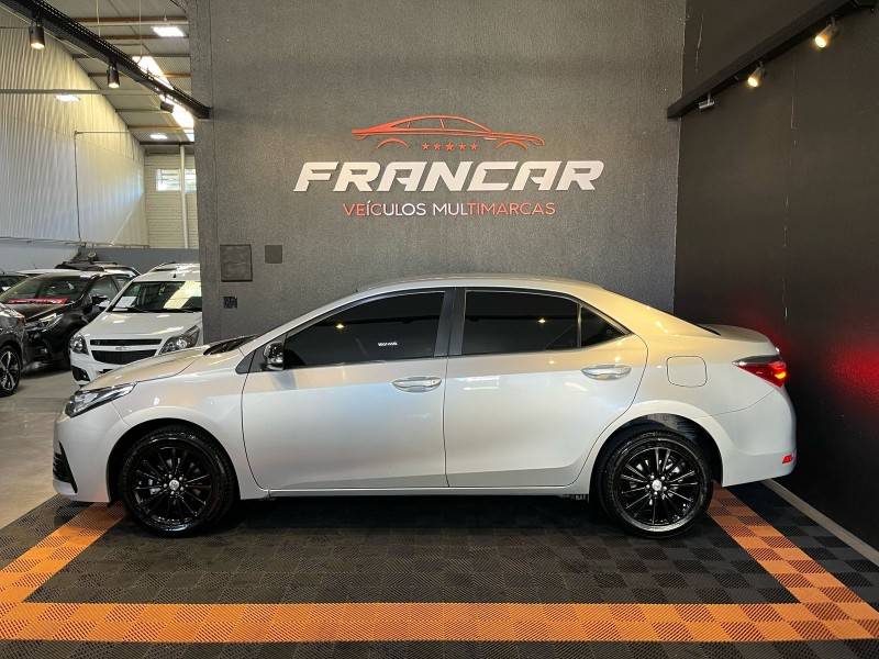 TOYOTA - COROLLA - 2017/2018 - Prata - R$ 93.900,00