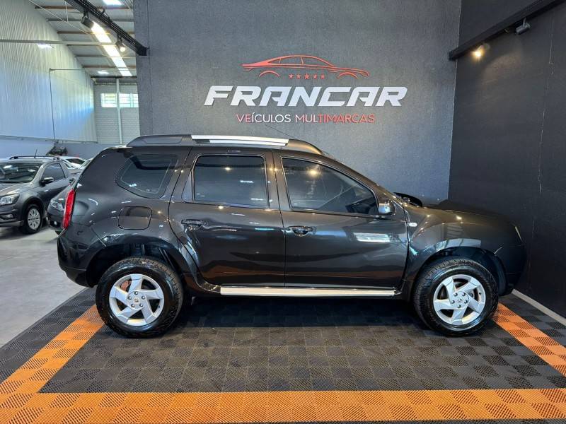 RENAULT - DUSTER - 2011/2012 - Preta - R$ 53.900,00
