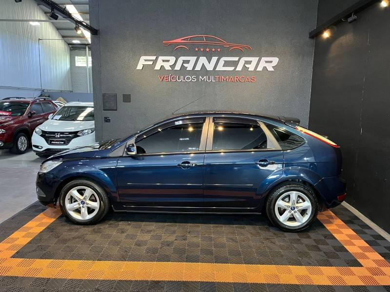 FORD - FOCUS - 2012/2013 - Azul - R$ 43.900,00