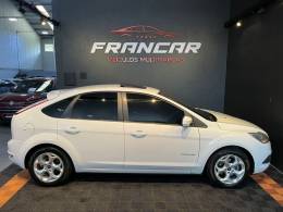 FORD - FOCUS - 2012/2013 - Branca - R$ 55.900,00