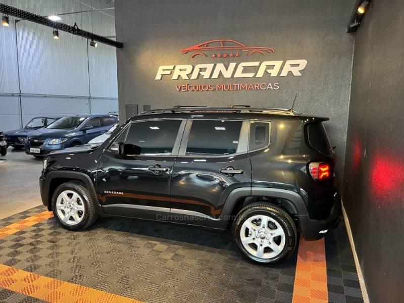 JEEP - RENEGADE - 2022/2023 - Preta - R$ 113.900,00