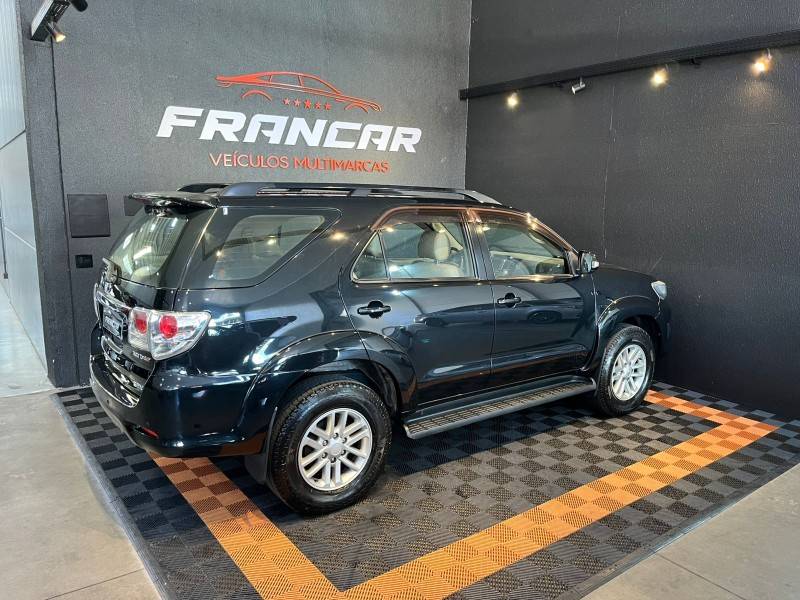 TOYOTA - HILUX SW4 - 2011/2012 - Preta - R$ 136.900,00