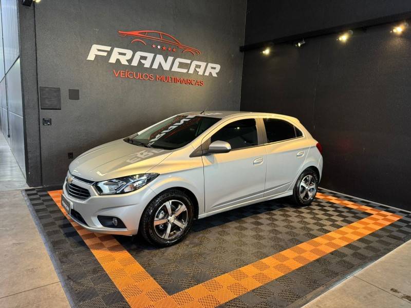 CHEVROLET - ONIX - 2017/2018 - Prata - R$ 67.900,00