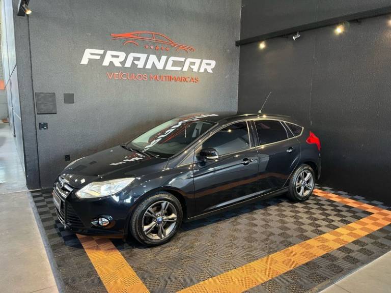 FORD - FOCUS - 2013/2014 - Preta - R$ 53.900,00
