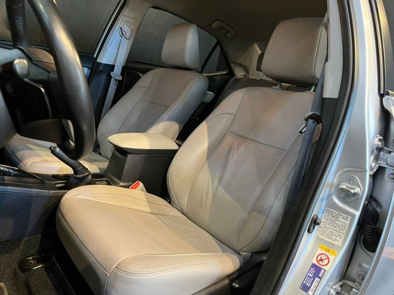TOYOTA - COROLLA - 2015/2016 - Prata - R$ 92.900,00