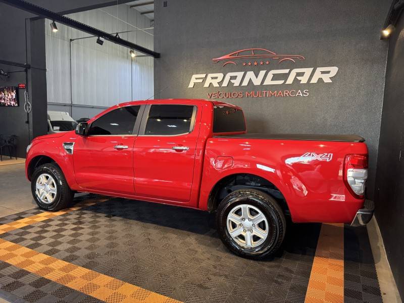 FORD - RANGER - 2012/2013 - Vermelha - R$ 107.900,00
