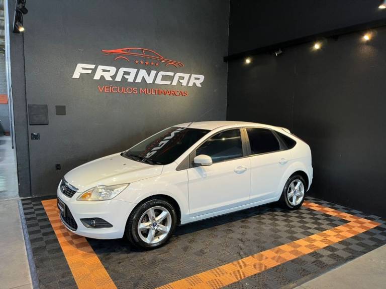 FORD - FOCUS - 2011/2012 - Branca - R$ 44.900,00
