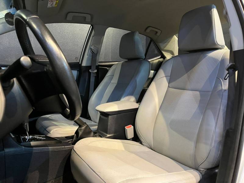 TOYOTA - COROLLA - 2017/2018 - Prata - R$ 91.900,00