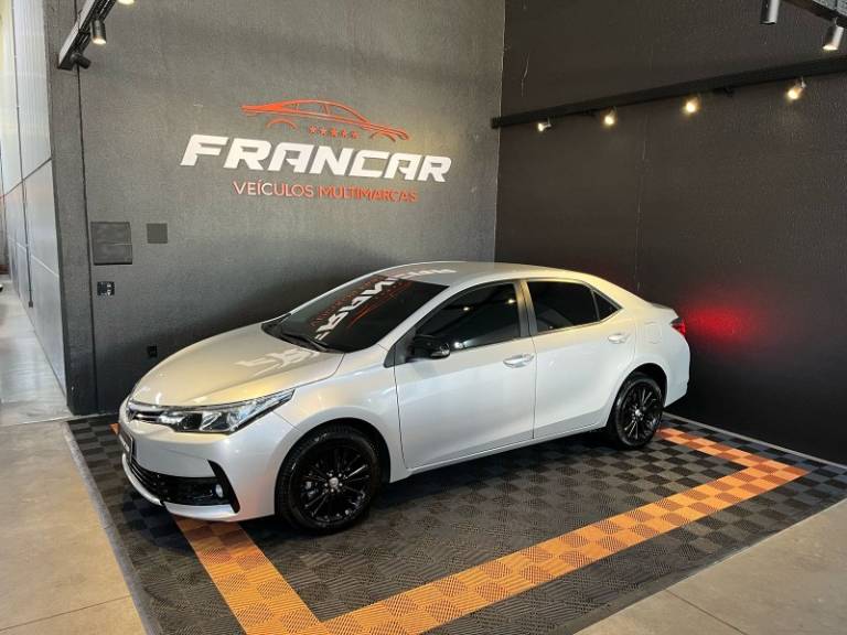 TOYOTA - COROLLA - 2017/2018 - Prata - R$ 93.900,00