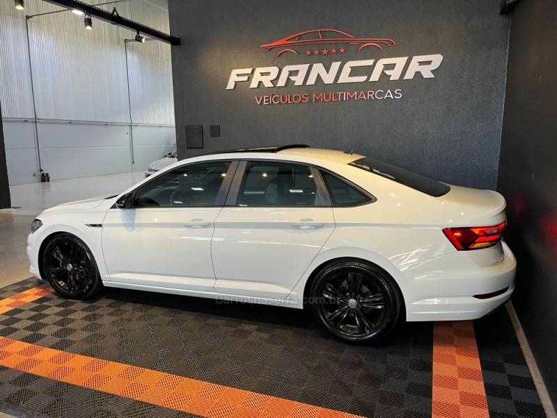 VOLKSWAGEN - JETTA - 2018/2018 - Branca - R$ 119.900,00