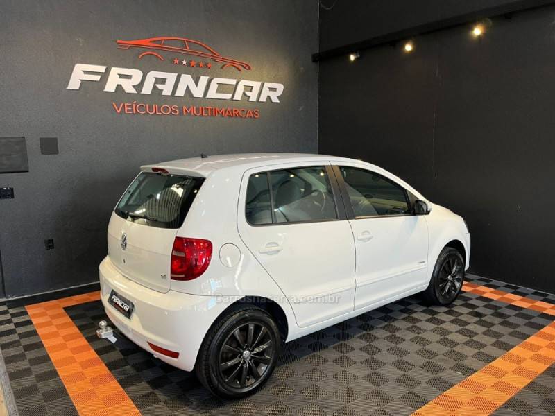 VOLKSWAGEN - FOX - 2012/2013 - Branca - R$ 39.900,00