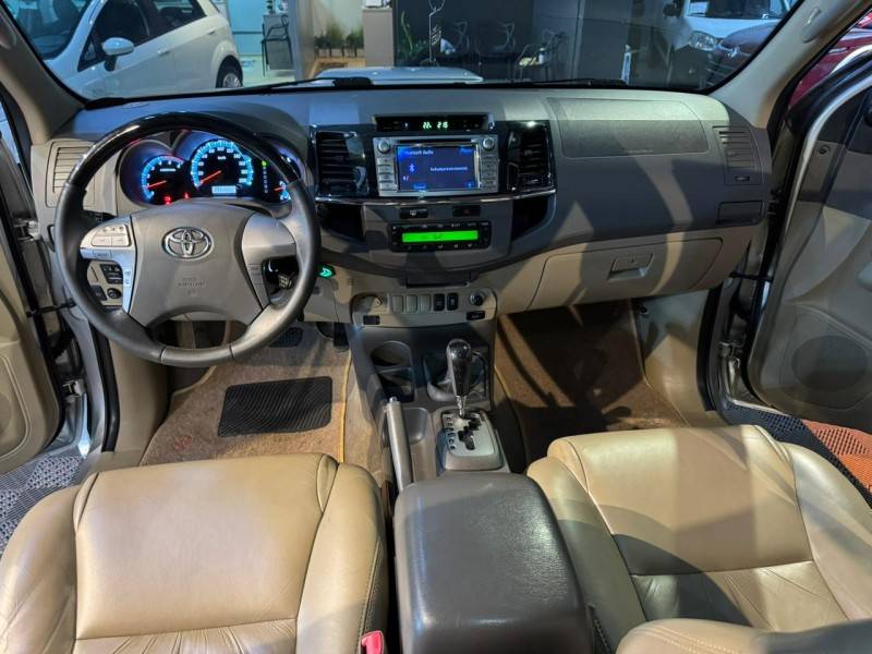 TOYOTA - HILUX SW4 - 2011/2012 - Prata - R$ 139.900,00