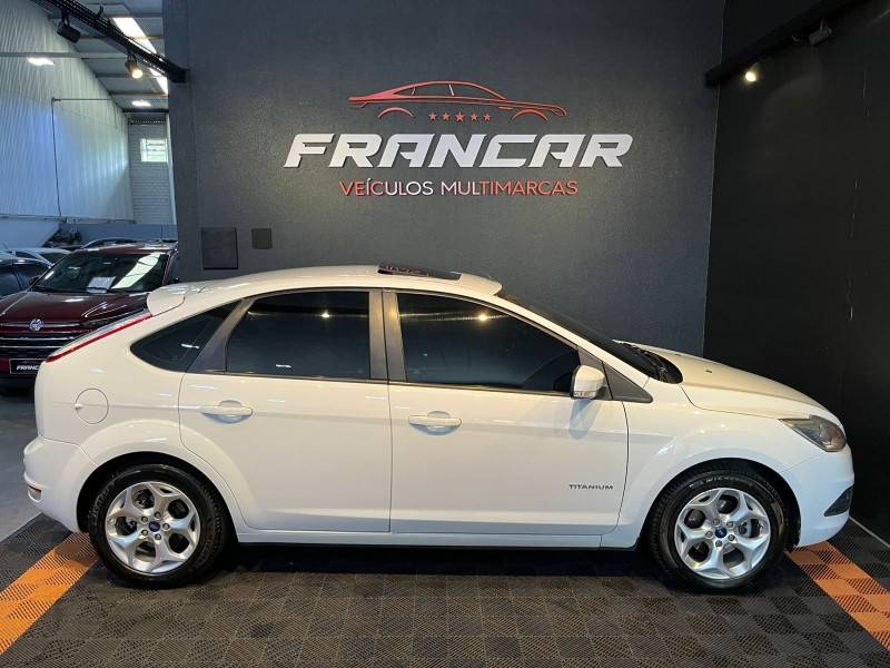 FORD - FOCUS - 2012/2013 - Branca - R$ 56.900,00