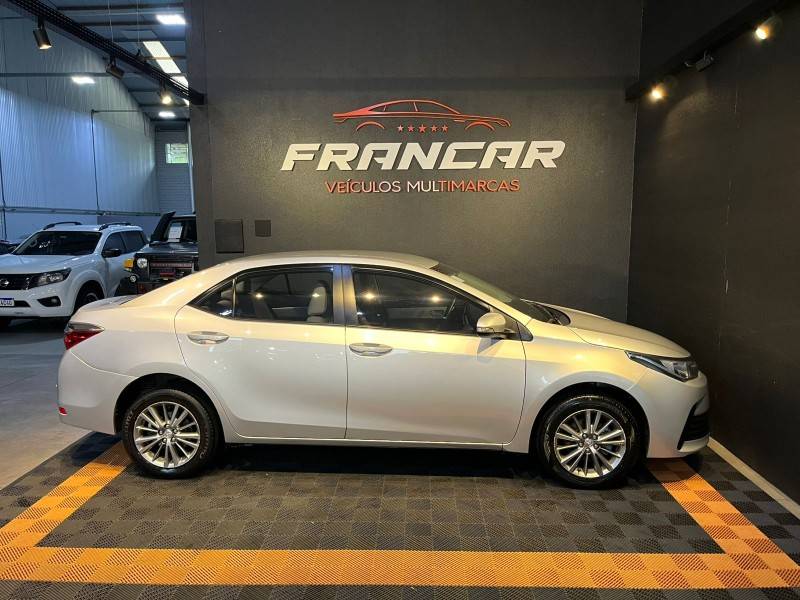 TOYOTA - COROLLA - 2017/2018 - Prata - R$ 92.900,00