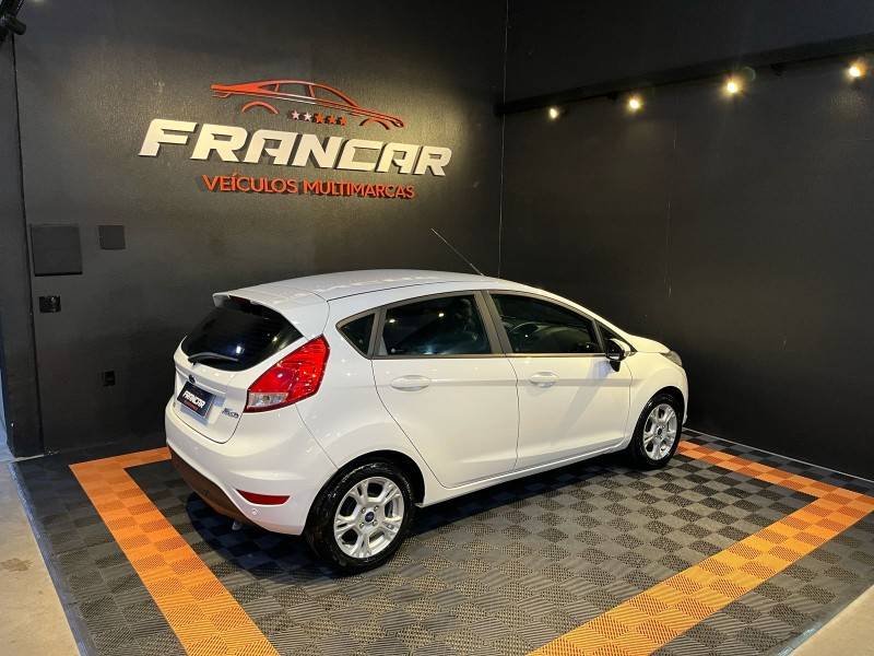 FORD - FIESTA - 2017/2017 - Branca - R$ 59.900,00