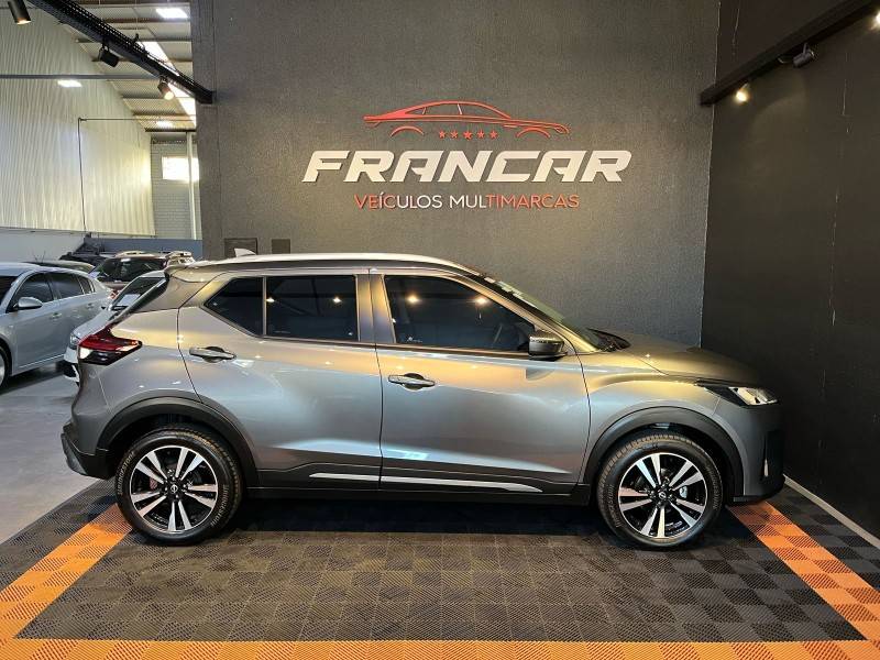 NISSAN - KICKS - 2022/2023 - Cinza - R$ 109.900,00