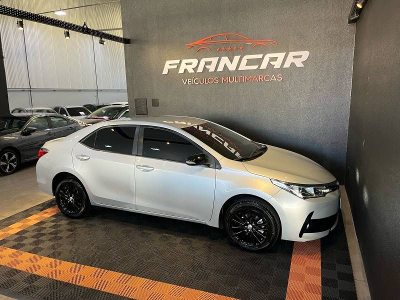 TOYOTA - COROLLA - 2017/2018 - Prata - R$ 93.900,00