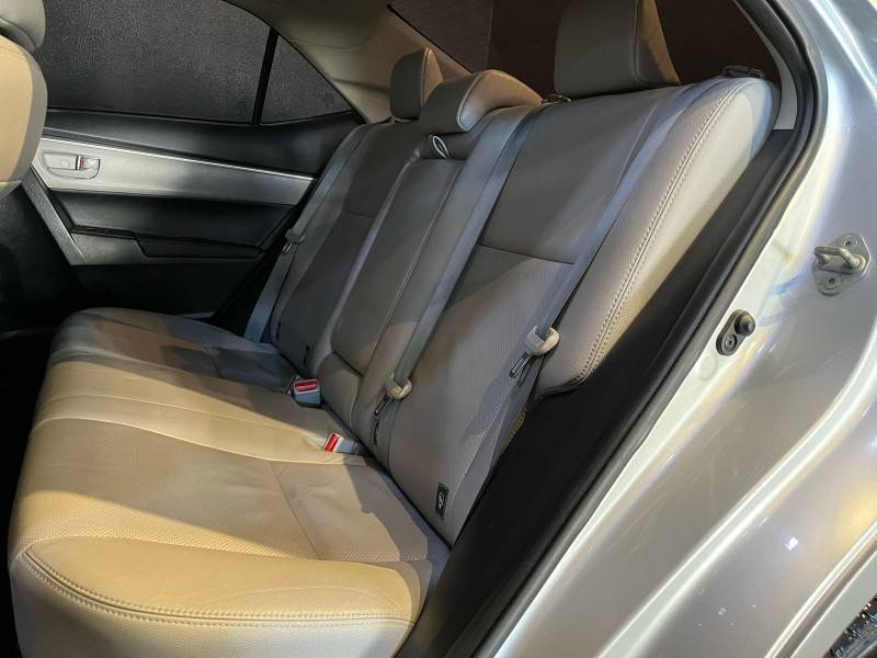 TOYOTA - COROLLA - 2017/2018 - Prata - R$ 93.900,00