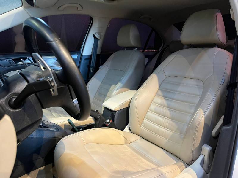 VOLKSWAGEN - JETTA - 2011/2012 - Branca - R$ 73.900,00