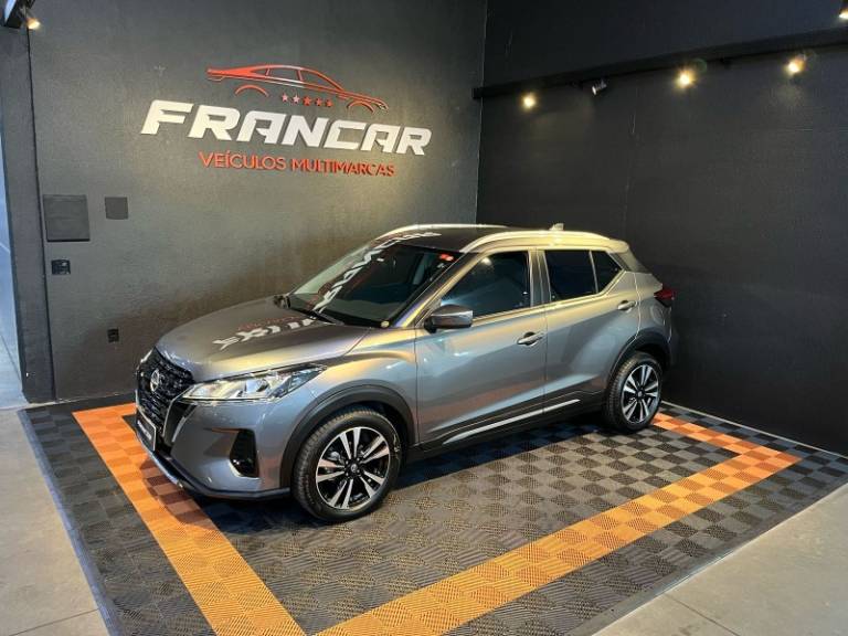 NISSAN - KICKS - 2022/2023 - Cinza - R$ 109.900,00