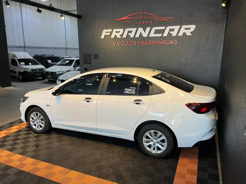 CHEVROLET - ONIX - 2022/2023 - Branca - R$ 63.900,00