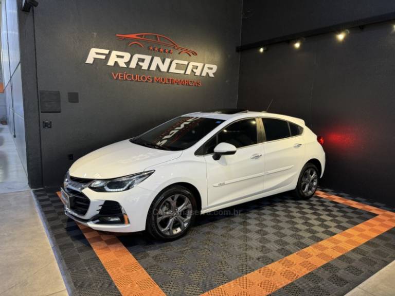 CHEVROLET - CRUZE - 2021/2022 - Branca - R$ 119.900,00