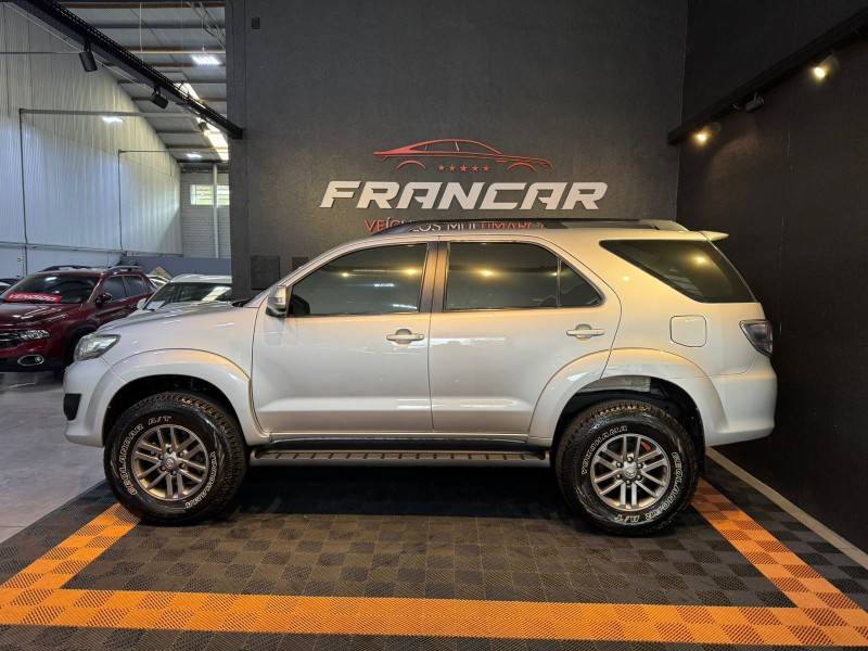 TOYOTA - HILUX SW4 - 2011/2012 - Prata - R$ 134.900,00