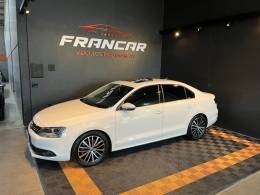 VOLKSWAGEN - JETTA - 2011/2012 - Branca - R$ 73.900,00