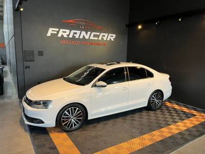 VOLKSWAGEN - JETTA - 2011/2012 - Branca - R$ 73.900,00