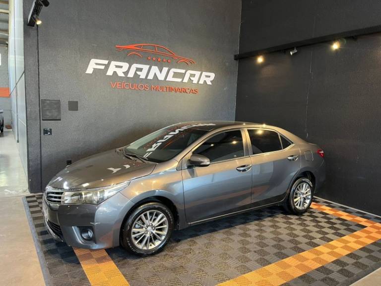 TOYOTA - COROLLA - 2016/2017 - Cinza - R$ 93.900,00