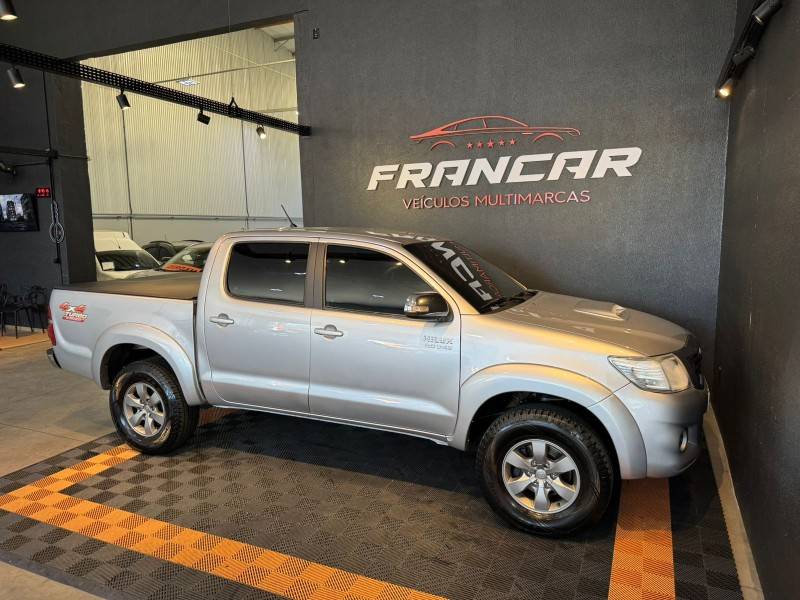 TOYOTA - HILUX - 2015/2015 - Prata - R$ 149.900,00