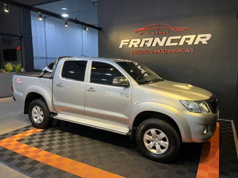 TOYOTA - HILUX - 2013/2013 - Prata - R$ 129.900,00