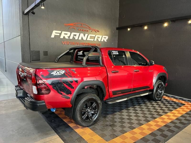 TOYOTA - HILUX - 2017/2018 - Vermelha - R$ 179.900,00